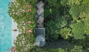 Una piscina al aire libre, tumbonas