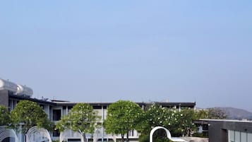 Piscine extérieure, chaises longues
