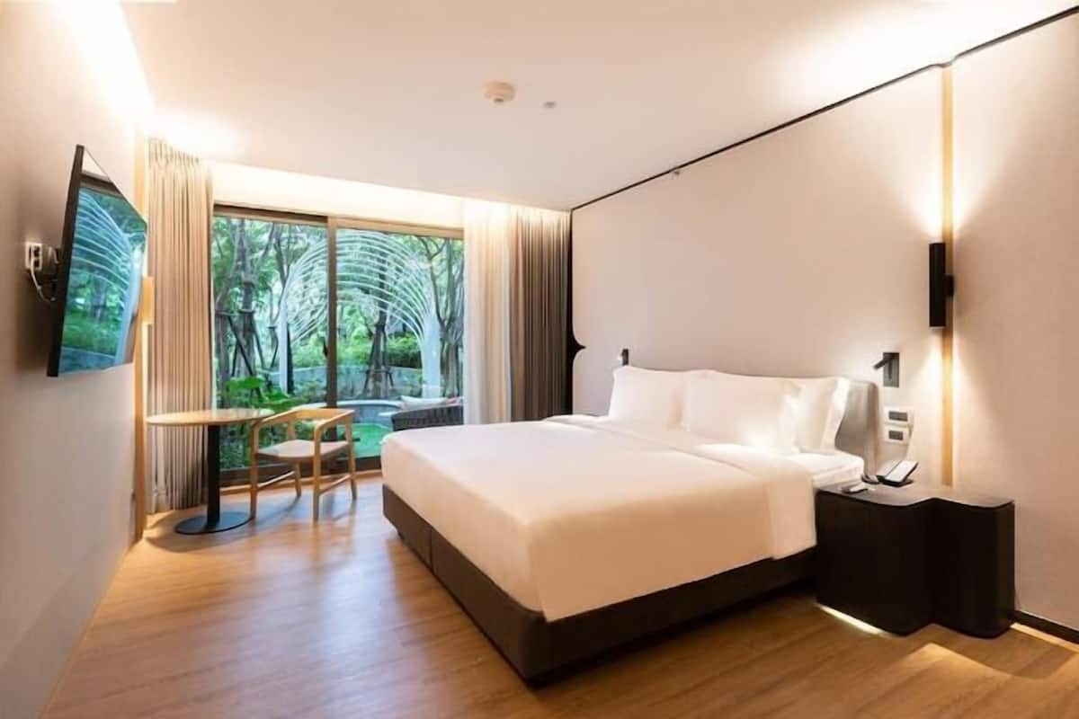 Premium bedding, minibar, in-room safe, desk
