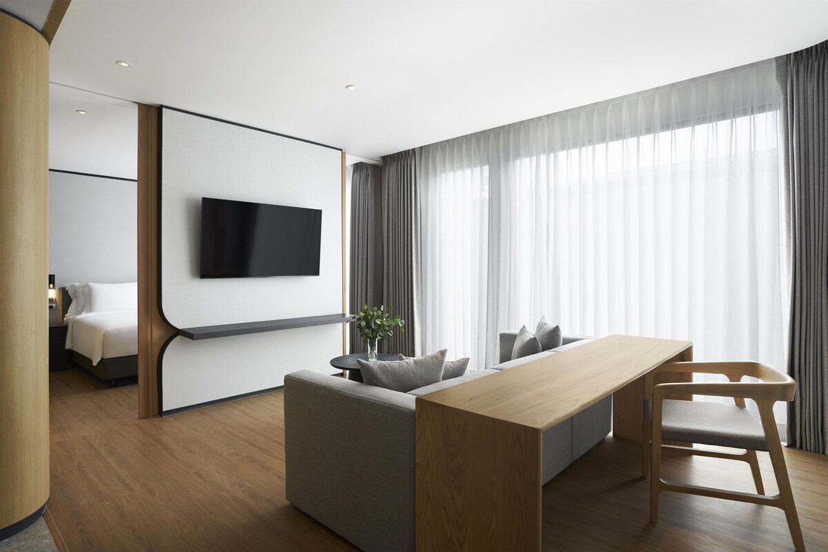 Suite, 1 Bedroom | Premium bedding, minibar, in-room safe, desk