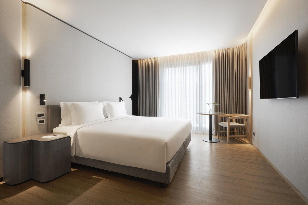Premium bedding, minibar, in-room safe, desk