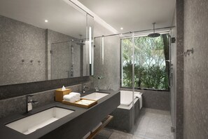 Camera familiare, terrazzo | Bagno | Set di cortesia gratuito, asciugacapelli, accappatoio, pantofole