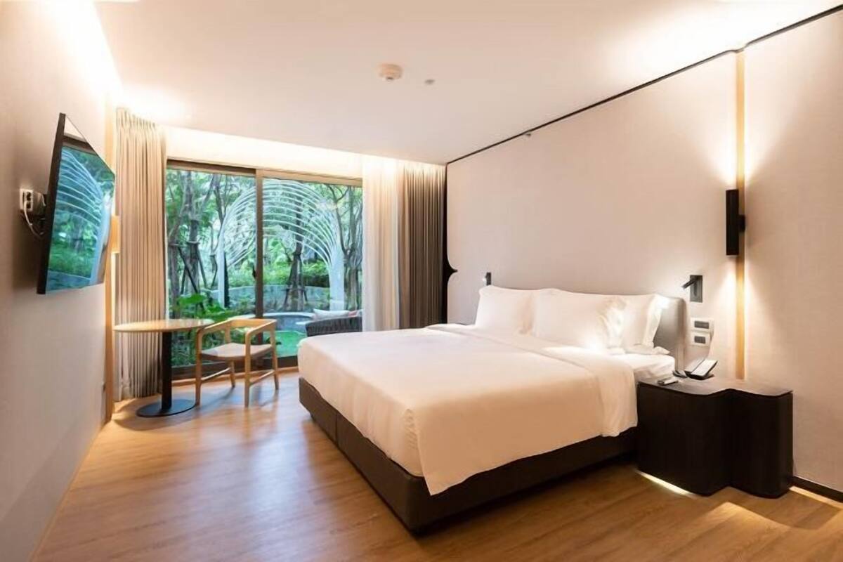 Premium bedding, minibar, in-room safe, desk