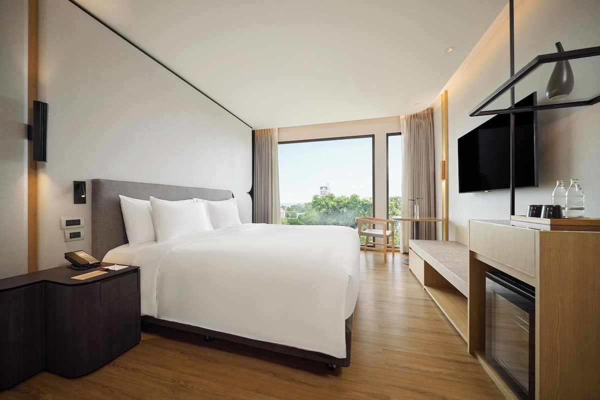 Deluxe Room | Peralatan tempat tidur premium, bar mini, peti besi dalam bilik, meja