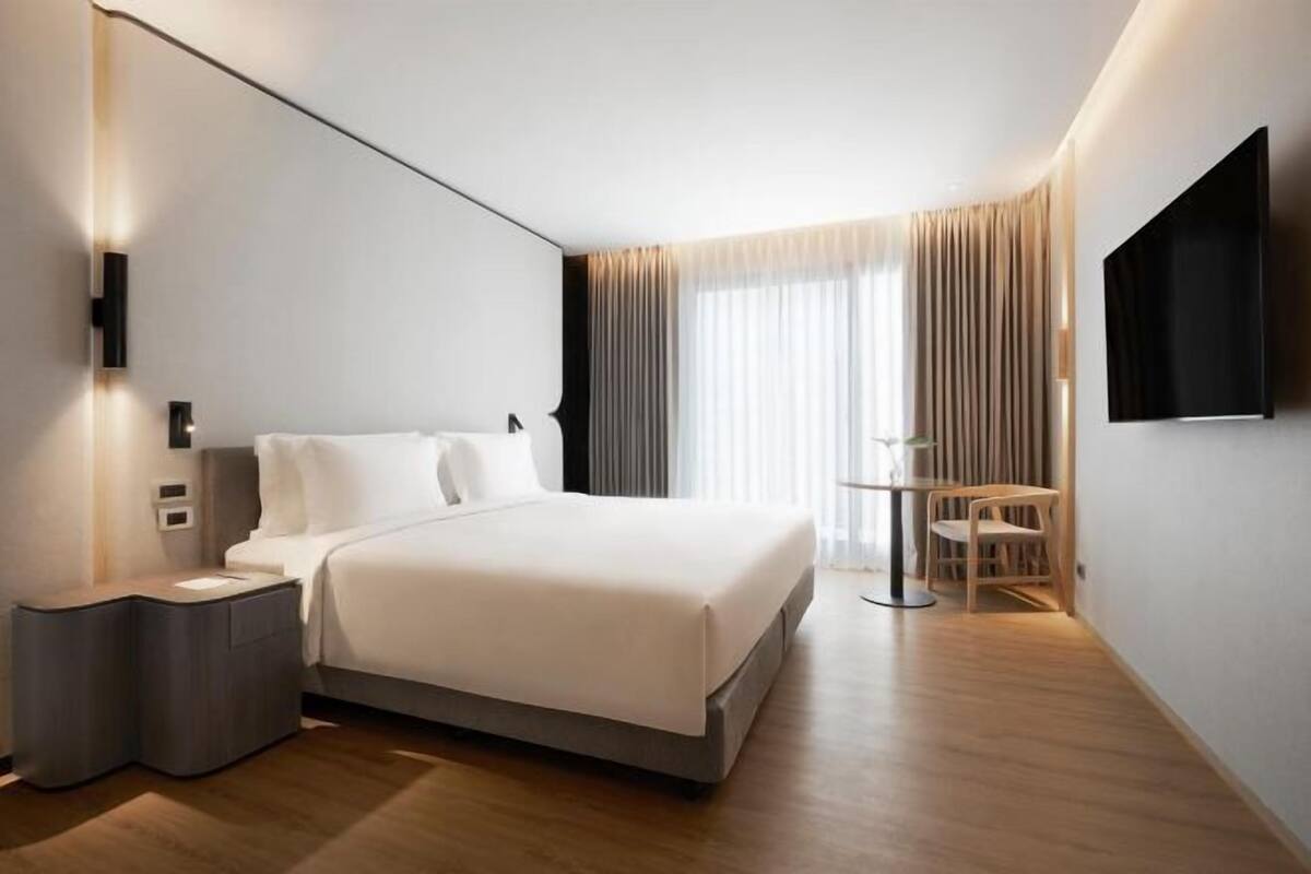 Premium bedding, minibar, in-room safe, desk