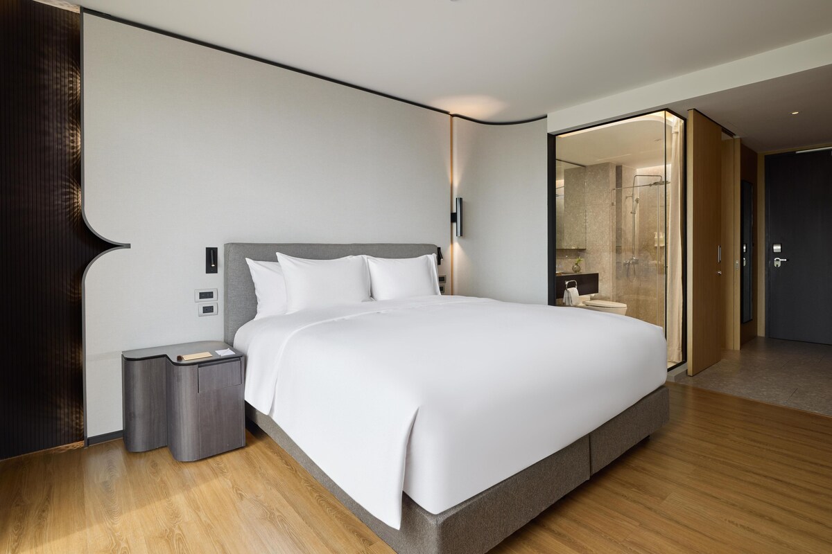 Premium bedding, minibar, in-room safe, desk