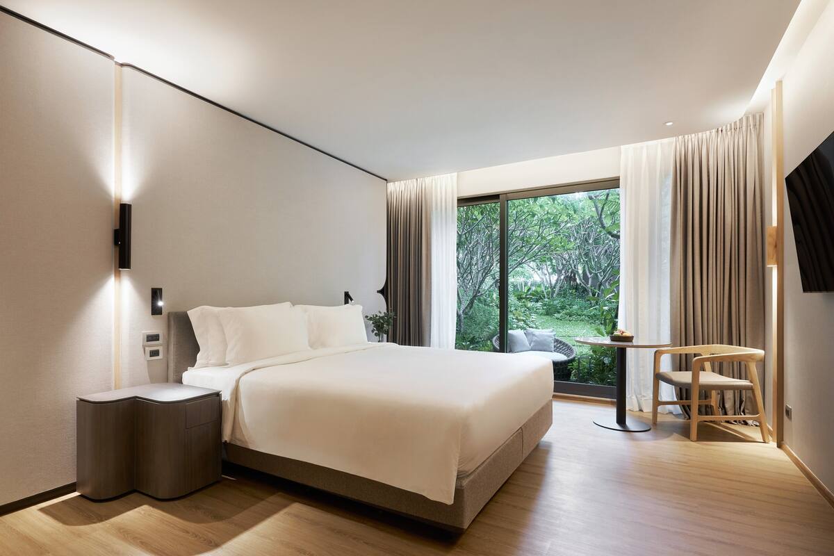 Room, Terrace | Premium bedding, minibar, in-room safe, desk