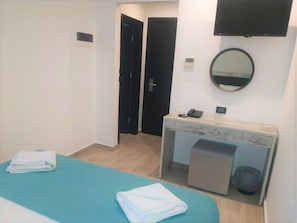 Laptop workspace, soundproofing, free WiFi, bed sheets - Evita Asty (Athens)