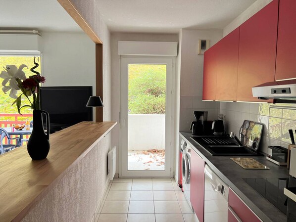 Jääkaappi, mikroaaltouuni, uuni, liesi