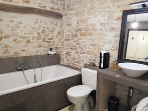 Badewanne, Haartrockner, Handtücher, Seife