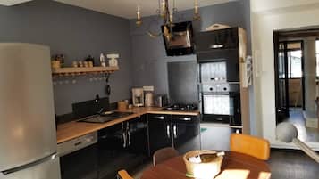 Een koelkast, een microgolfoven, een oven, een kookplaat
