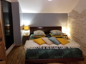 2 室のベッドルーム、デスク、アイロン / アイロン台、旅行用ベビーベッド
