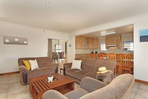 Talo (4 Bedrooms) | Sisätilat