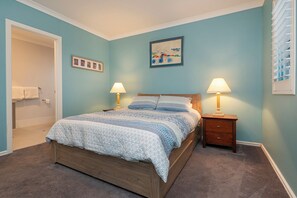 4 bedrooms, iron/ironing board, free WiFi, bed sheets - Tranquility and natural setting a short distance from town and beach (Dunsborough)