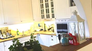 KylskÄp, mikrovÄgsugn, ugn och spishÀll