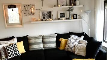 Tv, dvd-spelare, böcker och en stereo