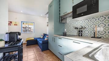 Frigorifero, microonde, piano cottura, lavastoviglie