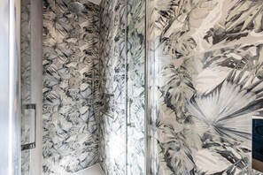 Douche, sèche-cheveux, serviettes fournies