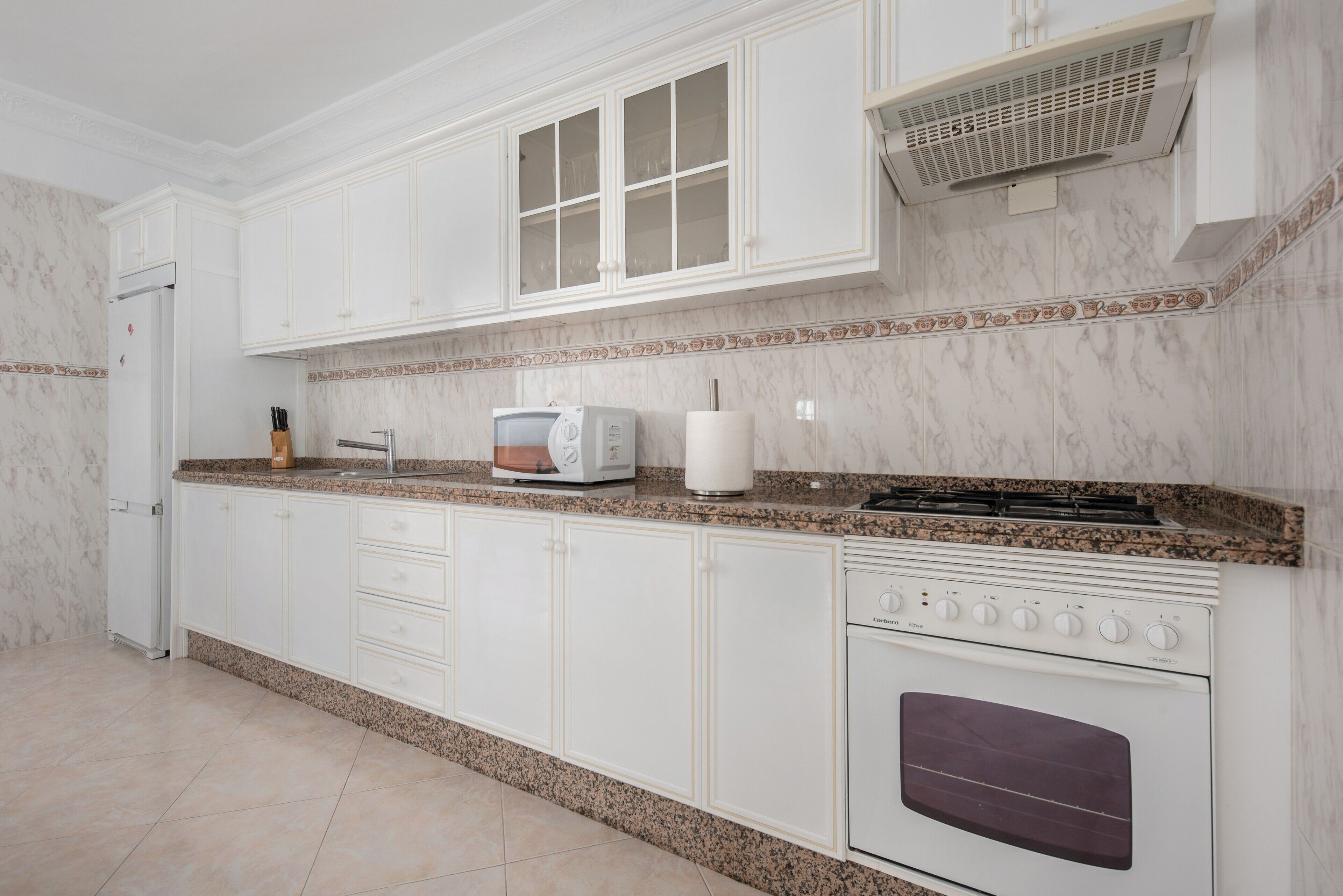 Køleskab, mikrobølgeovn, ovn, kogeplade