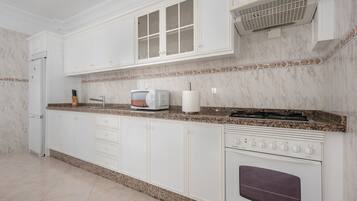 Køleskab, mikrobølgeovn, ovn, kogeplade