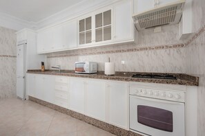 Jääkaappi, mikroaaltouuni, uuni, liesi