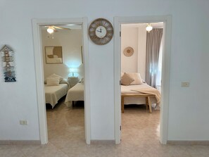 3 slaapkamers, een strijkplank/strijkijzer, gratis wifi, beddengoed