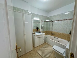 Bathtub, free toiletries, hair dryer, towels - Vacation Home “Casa Alba” with Mountain View, Wi-Fi, Balcony & Terrace (Arico)