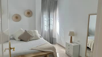 3 slaapkamers, een strijkplank/strijkijzer, gratis wifi, beddengoed