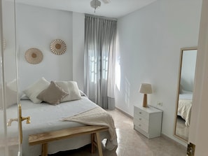 3 makuuhuonetta, silitysrauta/-lauta, ilmainen Wi-Fi, vuodevaatteet