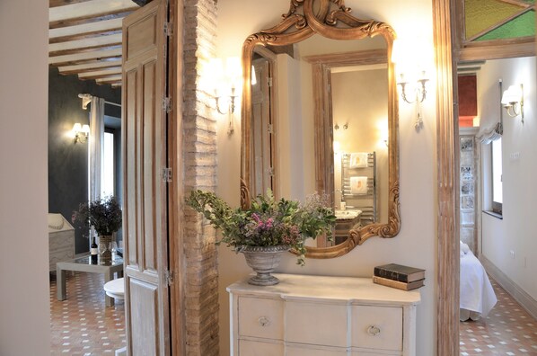 Familieleilighet, 2 soverom | Oppholdsområde | En 50-tommers smart-TV med Parabol-TV samt TV