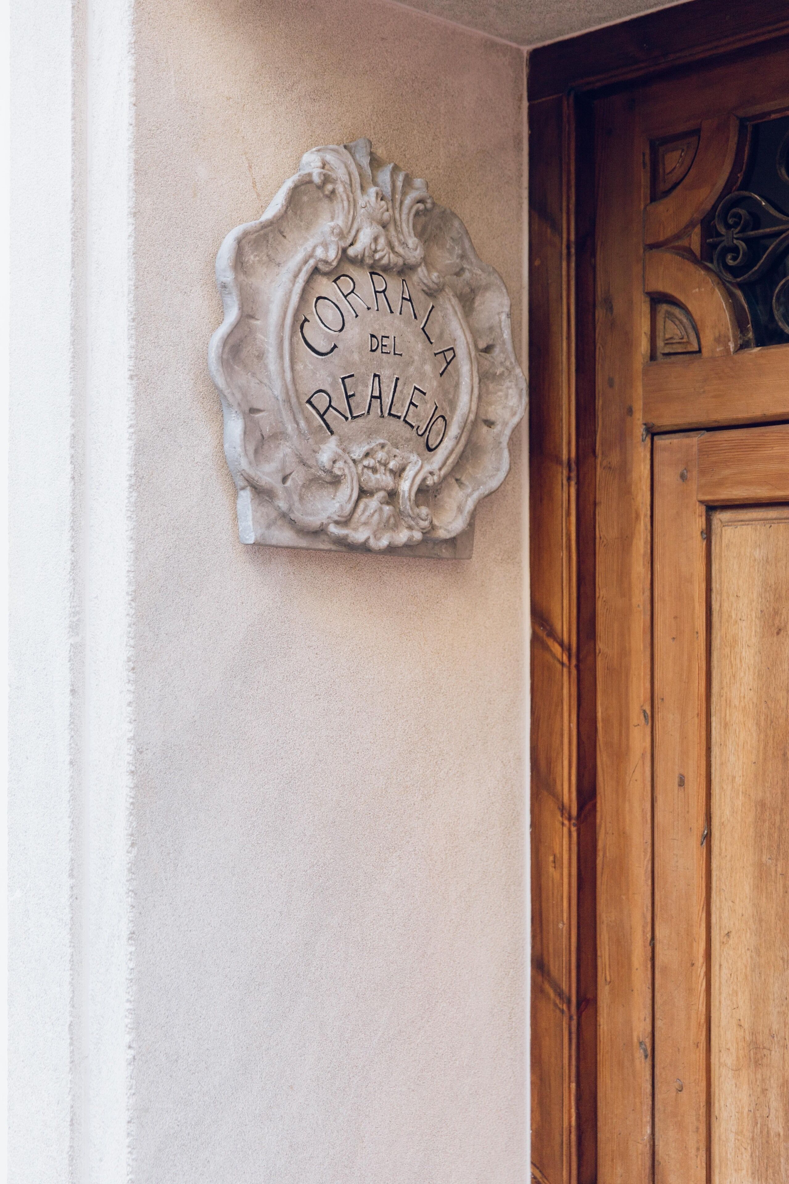A decorative plaque with the inscription "CORRALA DEL REALEJO" mounted on a wall.