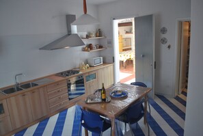 Kylskåp, mikrovågsugn, ugn och spishäll