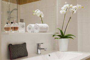 Studio, terrasse | Commodités de la salle de bain | Ensemble baignoire-douche, serviettes fournies, papier de toilette