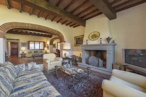 Deluxe Villa | Living room | Flat-screen TV - Villa Miniato by Mmega (San Miniato)