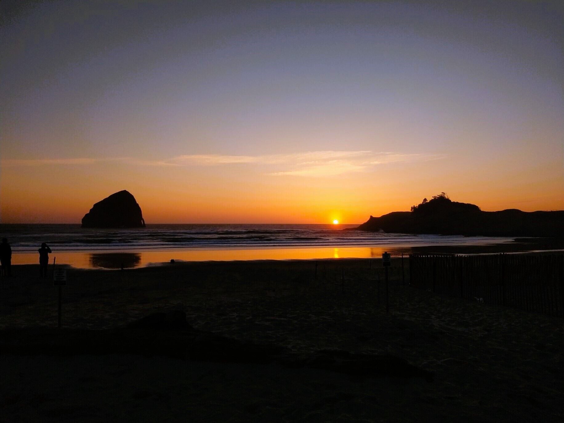 COTTAGE BY THE BEACH:3 bedrooms, air conditioning,  washer/dryer. Dog friendly! 