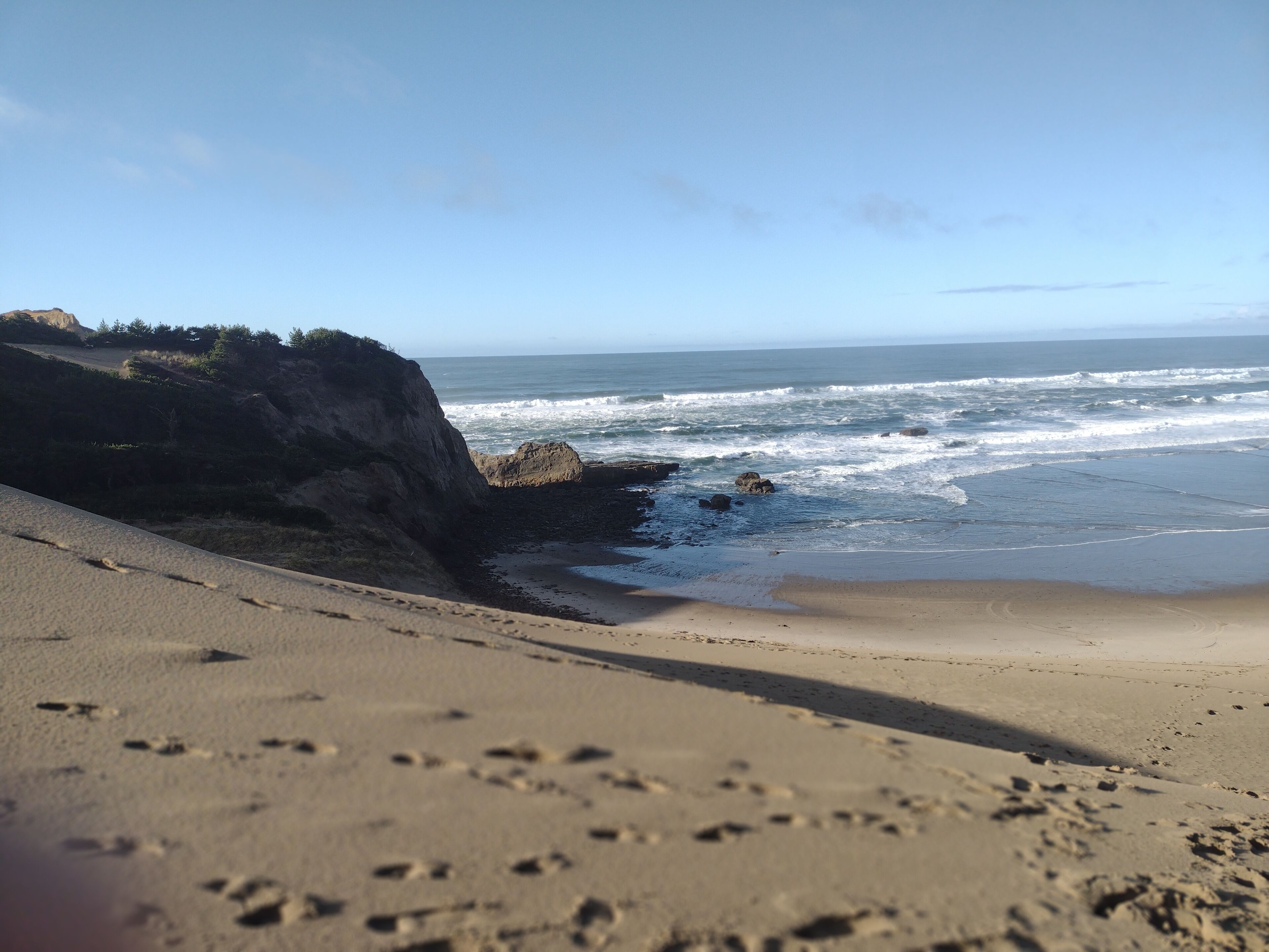 Una spiaggia nelle vicinanze, lettini da mare