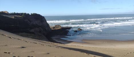 Una spiaggia nelle vicinanze, lettini da mare