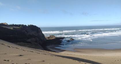 COTTAGE BY THE BEACH:3 bedrooms, air conditioning, washer/dryer. Dog friendly!