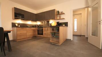 Ferienhaus am Angerplatz | Private kitchen | Full-sized fridge, microwave, oven, stovetop