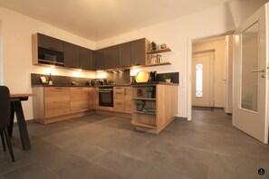 Ferienhaus am Angerplatz | Cocina privada | Refrigerador con congelador, microondas, horno y parrilla de estufa 