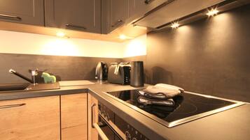 Ferienhaus am Angerplatz | Dapur pribadi | Lemari es besar, microwave, oven, dan kompor