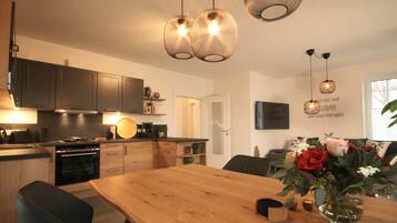 Ferienhaus am Angerplatz | Private kitchen | Full-sized fridge, microwave, oven, stovetop