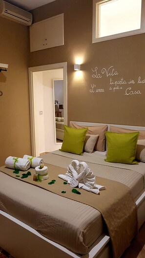 Une chambre d’hôtel avec un lit, des oreillers et un élément décoratif mural.