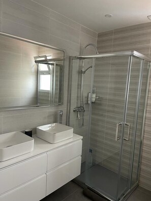 Een bad, een haardroger, een bidet, handdoeken