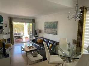 Smart TV -  3 Bed Ground Floor - walk to beach / restaurants. Fast Fibre WiFi  (Marbella)