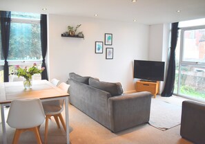 TV - Chichester City Centre Apartment, Sleeps 4, family friendly. (Chichester)