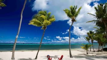 En la playa, sillas reclinables de playa, toallas de playa