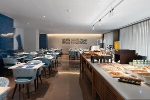 Café da manhã com buffet todos os dias mediante uma taxa