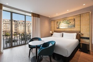 Roupas de cama premium, edredons de pluma, frigobar, cofres nos quartos