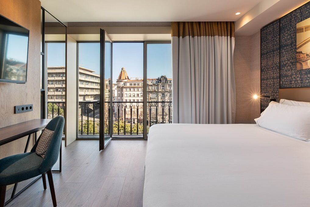 Bộ đồ giường cao cấp, chăn bông, minibar, két bảo mật tại phòng 